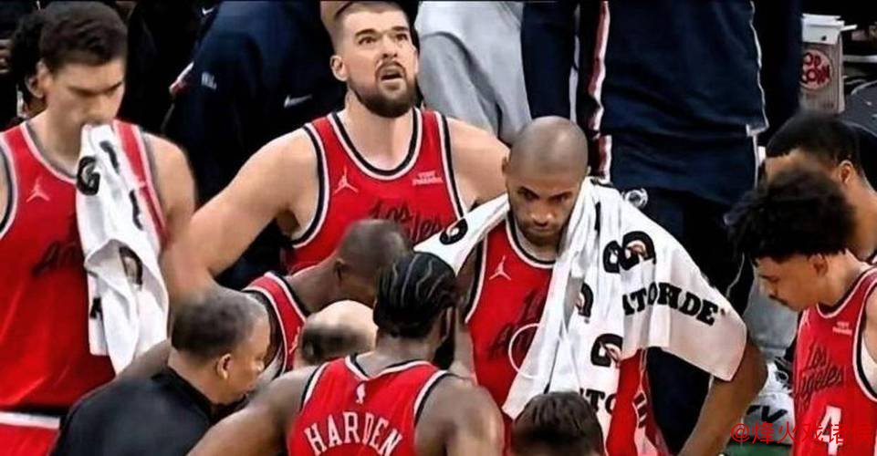 快船内讧升级引热议,洛杉矶德比替补席冲突爆发,卢指导暂停时怒批大洛摔战术板,球队气氛陷入紧张僵局 快船内讧升级引热议,洛杉矶德比替补席冲突爆发,卢指导暂停时怒批大洛摔战术板,球队气氛陷入紧张僵局