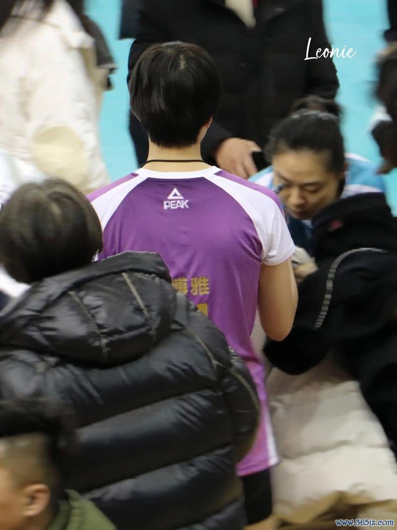 陈博雅缺席天津女排联赛首阶段名单即退役，王喆一言引发热议，俱乐部内部决策惹争议